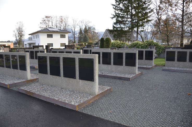 Urnengräber am Friedhof Meiningen.